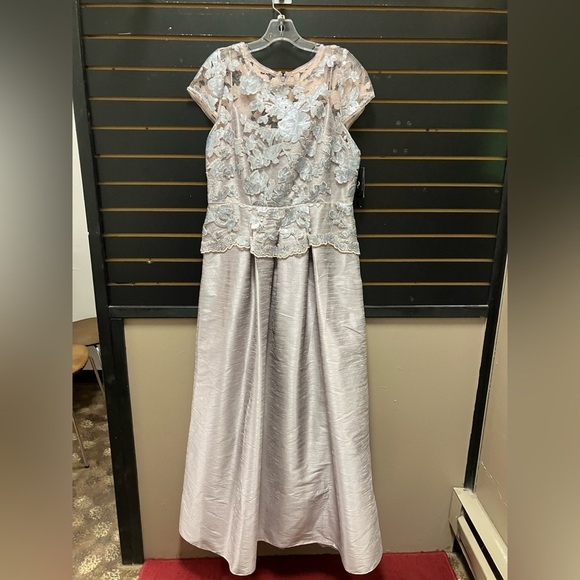 Adrianna Papell Silver Sequin Lace Cap Sleeve Gown Size 14 NWT Formal Dress - Picture 2 of 6